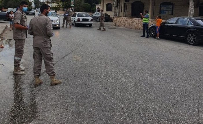 حاجزي محبة وتوزيع كمامات للحث على التقيد بالإجراءات الوقائية للتصدي لفيروس كوفيد-19